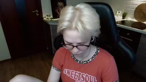 Snapshot of sunny_mood chatting on June 15, 7:54 am sunny mood online show from June 15, 7:54 am