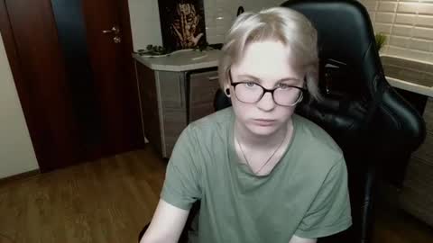 Snapshot of sunny_mood chatting on June 21, 11:07 pm sunny mood online show from June 21, 11:07 pm