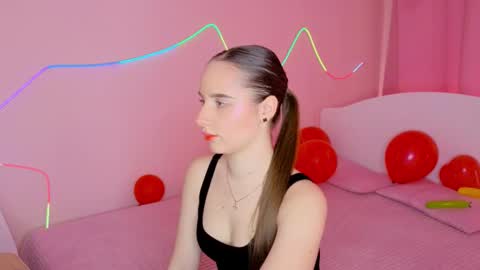 Snapshot of sunnybunnyy5 chatting on February 23, 10:34 am Liza online show from February 23, 10:34 am