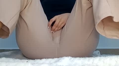 Snapshot of sunshine_days chatting on February 24, 4:49 pm Annie online show from February 24, 4:49 pm