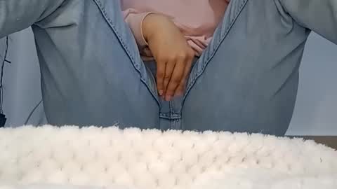 Snapshot of sunshine_days chatting on February 26, 6:29 pm Annie online show from February 26, 6:29 pm