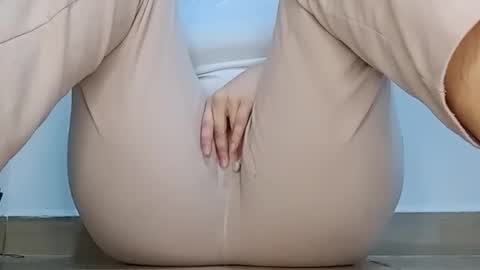 Snapshot of sunshine_days chatting on February 28, 5:25 pm Annie online show from February 28, 5:25 pm