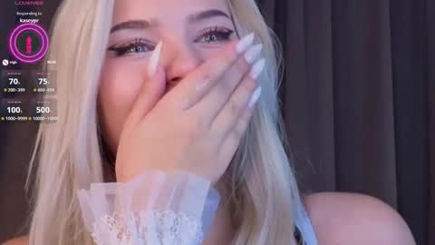 Snapshot of sunshinegirlx chatting on October 10, 5:06 am Alice online show from October 10, 5:06 am