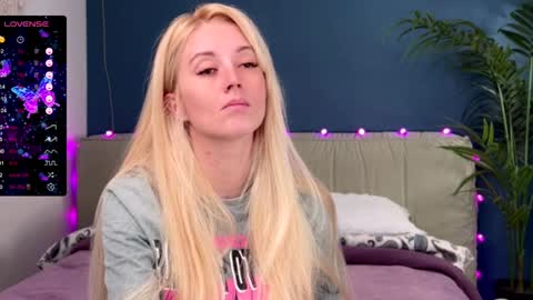 Snapshot of super_peach_stream chatting on December 15, 12:38 pm ANNApvt open full info in bio online show from December 15, 12:38 pm