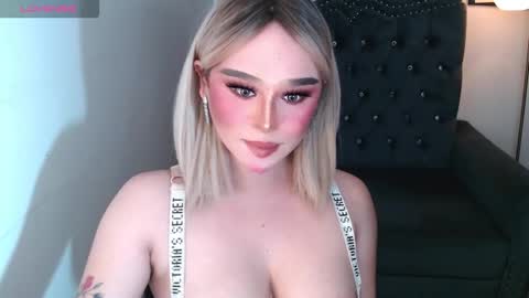 Snapshot of superh0tangelxx chatting on October 23, 2:22 am CARMINA online show from October 23, 2:22 am