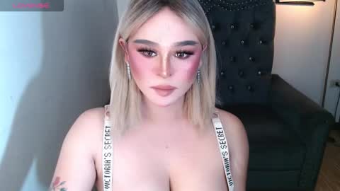 Snapshot of superh0tangelxx chatting on November 5, 2:00 am CARMINA online show from November 5, 2:00 am