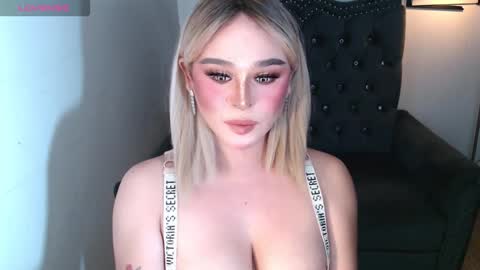 Snapshot of superh0tangelxx chatting on November 6, 12:44 am CARMINA online show from November 6, 12:44 am