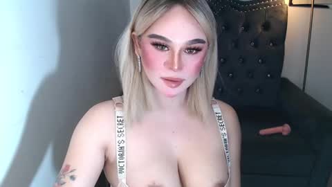 Snapshot of superh0tangelxx chatting on December 1, 11:10 pm CARMINA online show from December 1, 11:10 pm