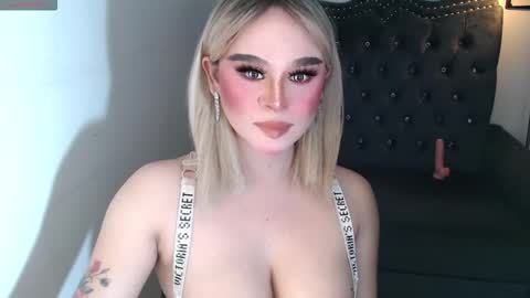 Snapshot of superh0tangelxx chatting on December 3, 1:46 am CARMINA online show from December 3, 1:46 am