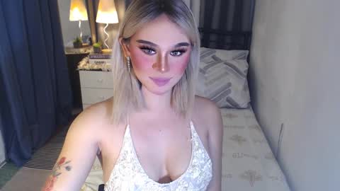 Snapshot of superh0tangelxx chatting on February 10, 5:00 am CARMINA online show from February 10, 5:00 am