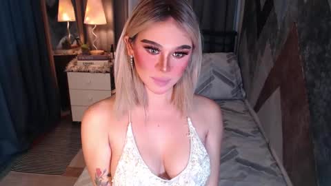 Snapshot of superh0tangelxx chatting on February 12, 11:44 pm CARMINA online show from February 12, 11:44 pm