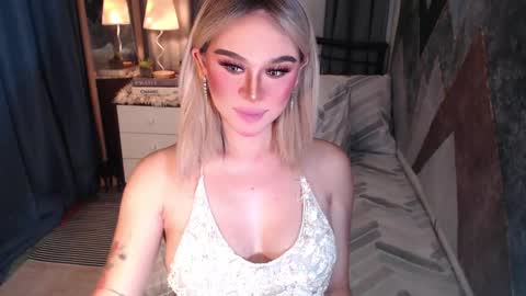 Snapshot of superh0tangelxx chatting on February 13, 10:39 pm CARMINA online show from February 13, 10:39 pm