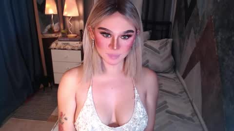 Snapshot of superh0tangelxx chatting on February 15, 12:29 am CARMINA online show from February 15, 12:29 am