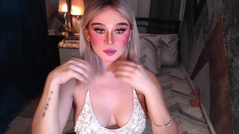 Snapshot of superh0tangelxx chatting on February 25, 12:42 am CARMINA online show from February 25, 12:42 am