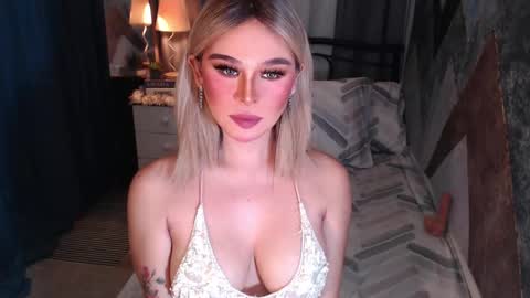 Snapshot of superh0tangelxx chatting on February 27, 1:05 am CARMINA online show from February 27, 1:05 am