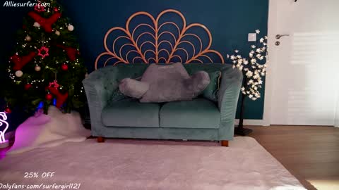 Snapshot of surfergirl121 chatting on December 21, 4:14 pm Allie online show from December 21, 4:14 pm