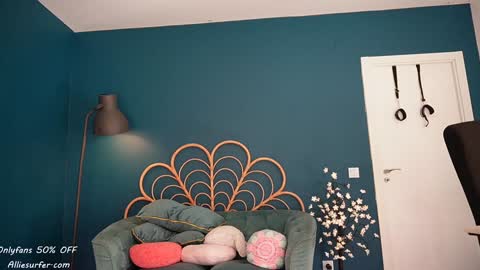 Snapshot of surfergirl121 chatting on October 4, 4:38 pm Allie online show from October 4, 4:38 pm