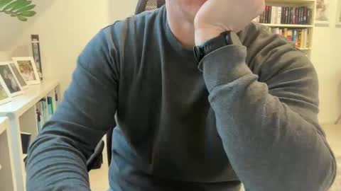 Snapshot of surfstar81 chatting on January 15, 8:08 am surfstar81 online show from January 15, 8:08 am