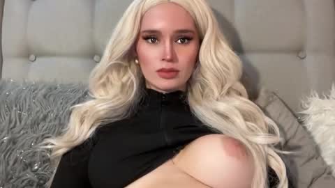 Mia online show from December 4, 3:37 am