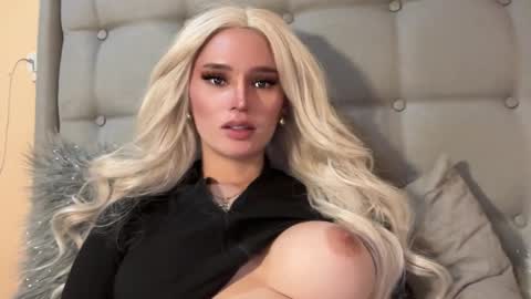 Mia online show from December 6, 4:25 am