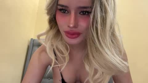 Mia online show from January 14, 6:19 am