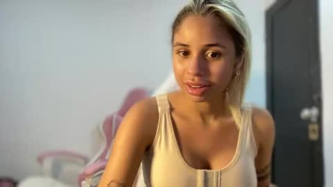 Snapshot of susandolls_ chatting on November 18, 1:33 am susan online show from November 18, 1:33 am