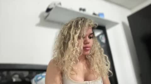 Snapshot of susandolls_ chatting on December 22, 1:02 am susan online show from December 22, 1:02 am