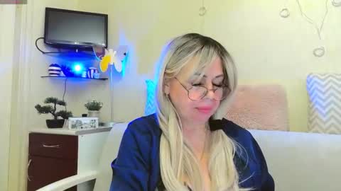 SusieNoreen online show from October 12, 7:40 am