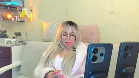 SusieNoreen online show from October 25, 11:29 am