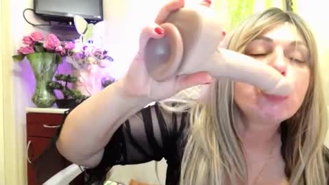 SusieNoreen online show from May 15, 4:41 am