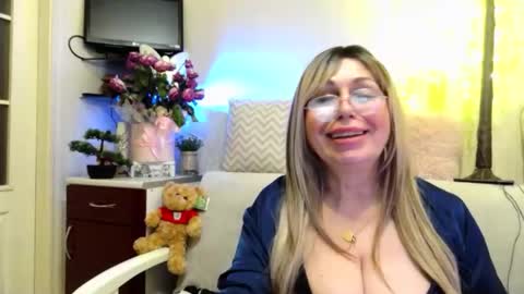 SusieNoreen online show from May 17, 8:23 am