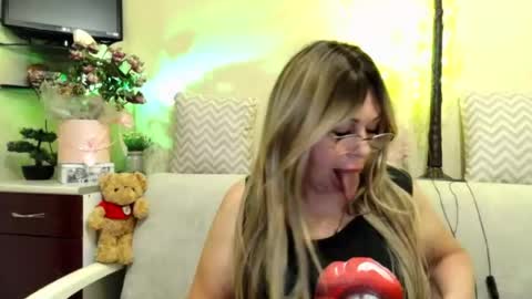 Snapshot of susiexnoreen chatting on June 25, 12:43 am SusiexNoreen online show from June 25, 12:43 am