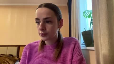 Snapshot of suzannetigerino chatting on April 19, 6:35 am Emila online show from April 19, 6:35 am