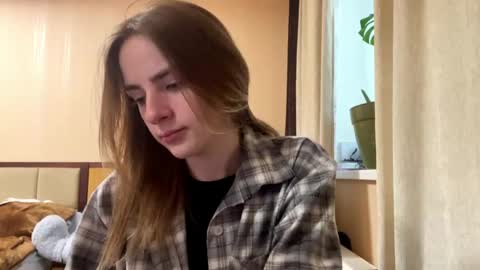 Snapshot of suzannetigerino chatting on April 20, 7:33 am Emila online show from April 20, 7:33 am
