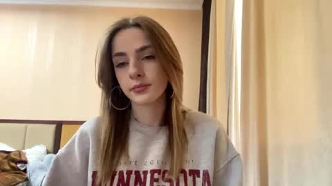 Snapshot of suzannetigerino chatting on April 23, 12:15 pm Emila online show from April 23, 12:15 pm