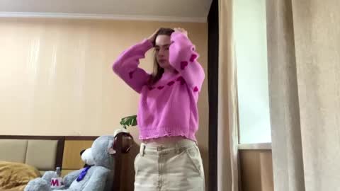 Snapshot of suzannetigerino chatting on May 27, 1:30 pm Emila online show from May 27, 1:30 pm