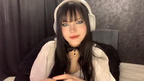 Snapshot of suziebanach chatting on April 7, 5:41 am EmilySuonn online show from April 7, 5:41 am