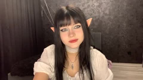 Snapshot of suziebanach chatting on May 6, 5:46 am EmilySuonn online show from May 6, 5:46 am