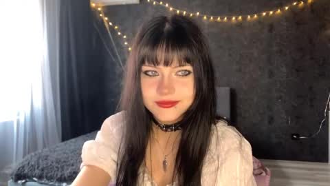 Snapshot of suziebanach chatting on May 7, 5:35 am EmilySuonn online show from May 7, 5:35 am