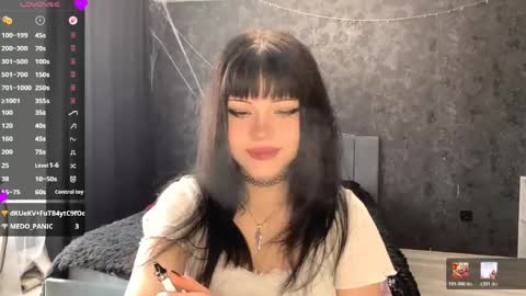 Snapshot of suziebanach chatting on May 21, 6:53 am EmilySuonn online show from May 21, 6:53 am