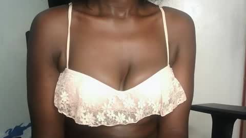 Snapshot of suzziey chatting on January 19, 12:49 am suzziey online show from January 19, 12:49 am