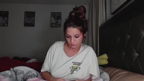 Snapshot of svtf2323 chatting on December 18, 12:43 am SV online show from December 18, 12:43 am