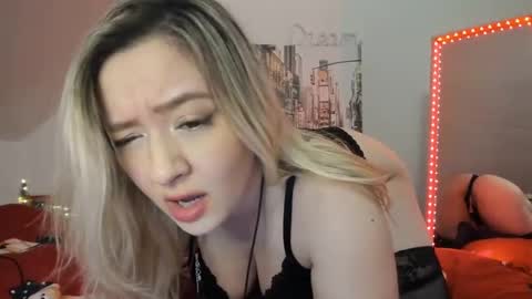 Snapshot of sweet4you1992 chatting on January 2, 9:00 am Anne Marie online show from January 2, 9:00 am