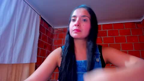 Snapshot of sweet_and_hot_alaia chatting on October 14, 3:29 am sweet and hot alaia online show from October 14, 3:29 am
