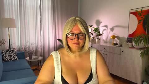 Snapshot of sweet_car0line_ chatting on April 23, 5:52 am Caroline online show from April 23, 5:52 am