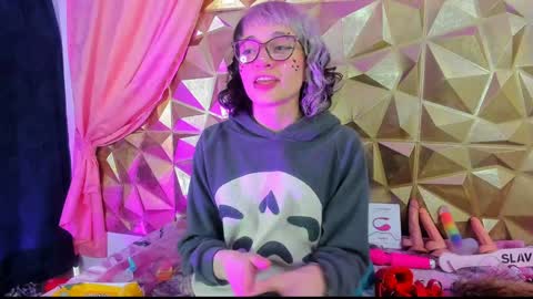  emmili  online show from January 4, 3:17 pm