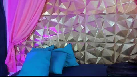  emmili  online show from January 4, 6:19 pm