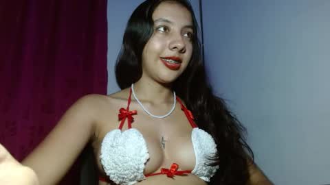 Snapshot of sweet_isaa chatting on December 18, 4:31 am Hello welcome to my room - follow me please online show from December 18, 4:31 am