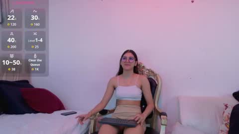 Snapshot of sweet_litle_ chatting on June 18, 12:09 pm Mia online show from June 18, 12:09 pm