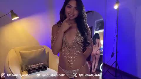 Snapshot of sweet_littleee chatting on August 1, 12:21 am free private online show from August 1, 12:21 am